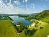 Drohnenaufnahme von der Freizeitanlage Höxter-Godelheim. Zu sehen ist der Strand, die Spielanlagen und das Restaurant.