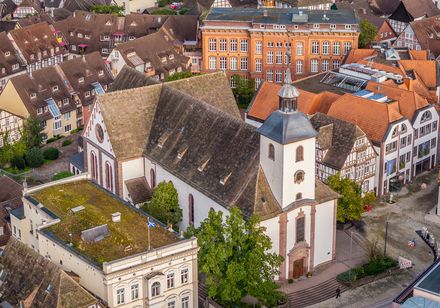 Luftaufnahme der Nikolaikirche mit umliegender Bebauung 