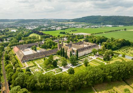 Luftbild vom geamten Schloss Corvey. Zu sehen sind die Abteikirche, der Remtergarten, das karolingische Westwerk. Im Hintergrund ist die Stadt Höxter zu sehen. 