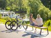 Blick auf die Weser und Sitzgelegenheiten am Weser-Radweg.