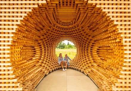 Blick auf den Innenraum eines Holzkubus im Archäologiepark.