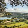 Panoramabild von den Rabenklippen. Im Hintergrund sind die Godelheimer Seen, sowie die Ortschaften Boffzen, Fürstenberg und Godelheim zu sehen.