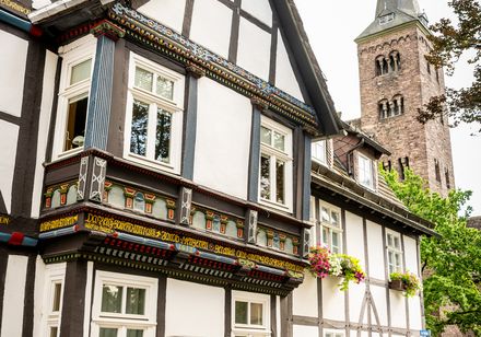 Fachwerkhaus mit Kirchtürmen im Hintergrund